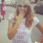 Cristina Chiabotto maglia TeeTrend cappello Happiness occhiali ItalianIndipendent